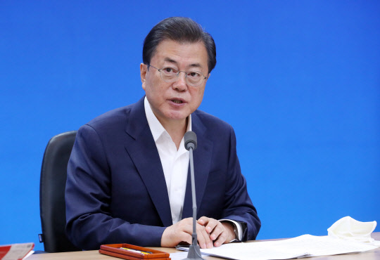 문 대통령, 코로나19 진단시약 업계와 간담회      (서울=연합뉴스) 한상균 기자 = 문재인 대통령이 25일 송파구 씨젠에서 코로나19 진단시약 긴급사용 승인 기업 대표들과 간담회를 하고 있다. 2020.3.25      xyz@yna.co.kr  (끝)